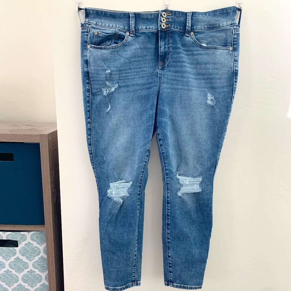 Torrid Jeggin Super Soft Destructed Medium Wash Size 18 Short